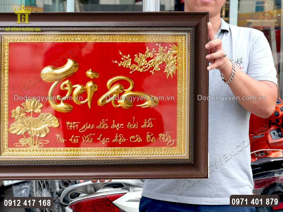 Nền tranh được sơn đỏ v&ocirc; c&ugrave;ng nổi bật